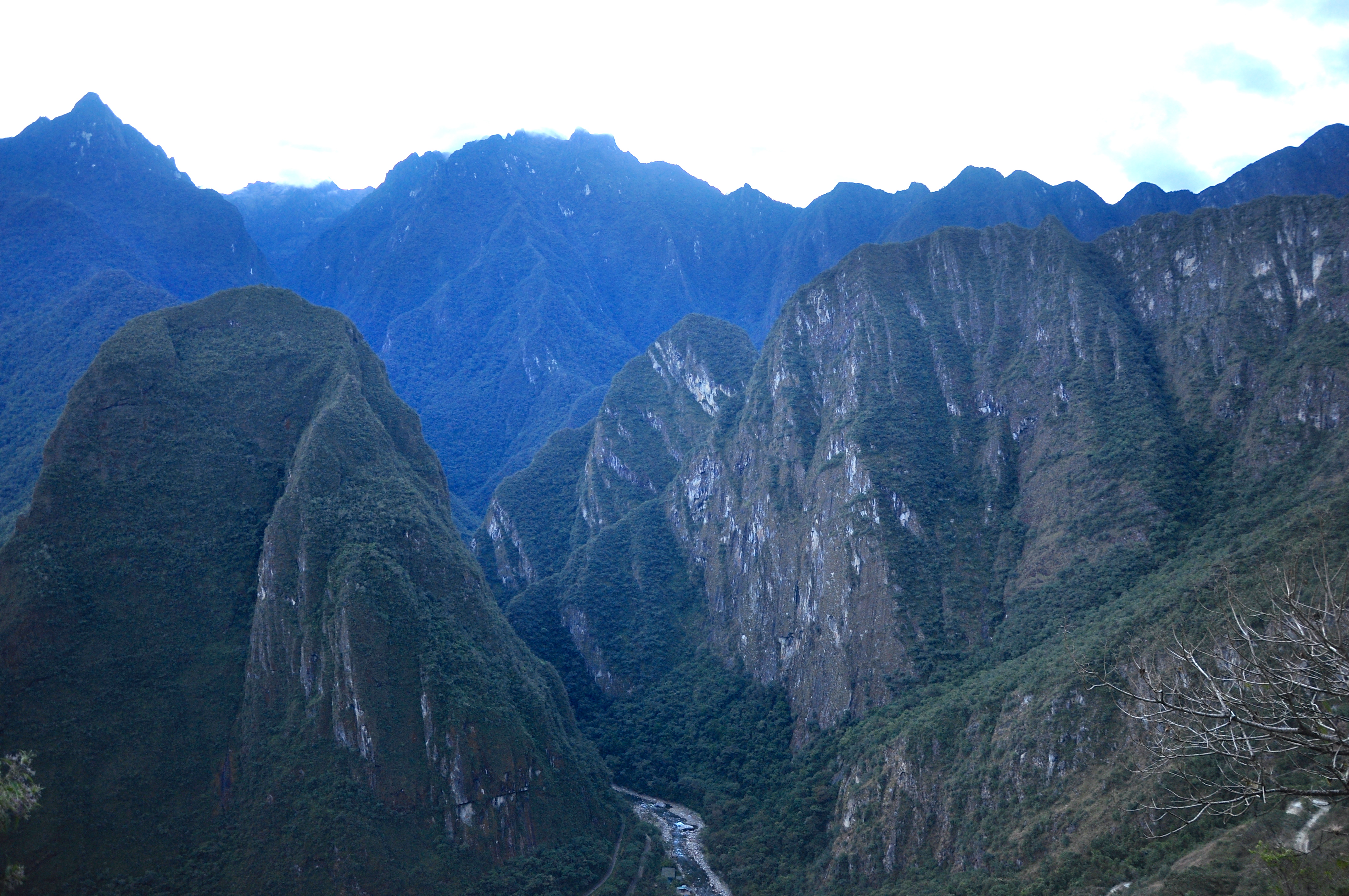 O Vale em garganta do Rio Urubamba