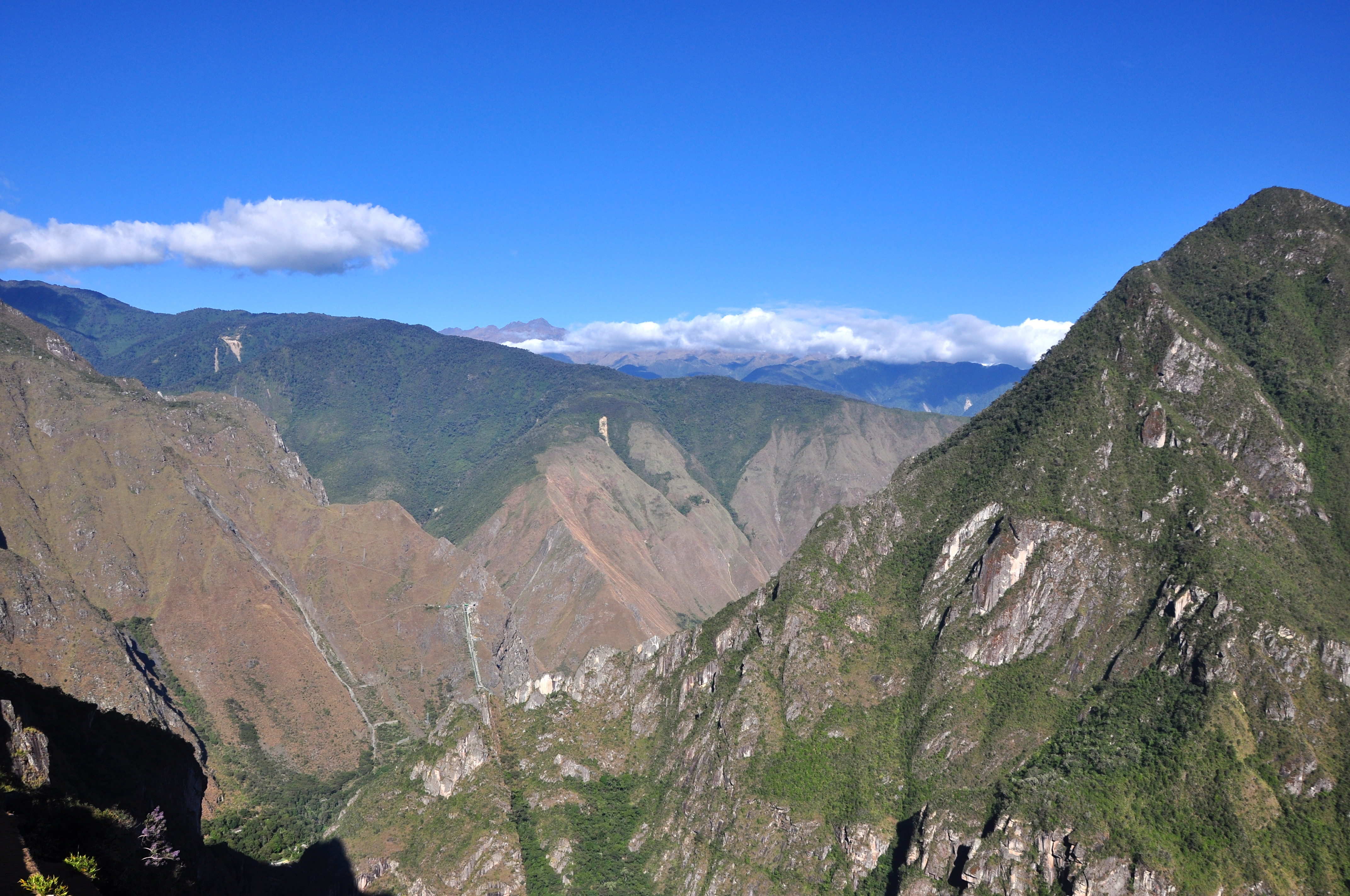 Engolidos pelas montanhas.