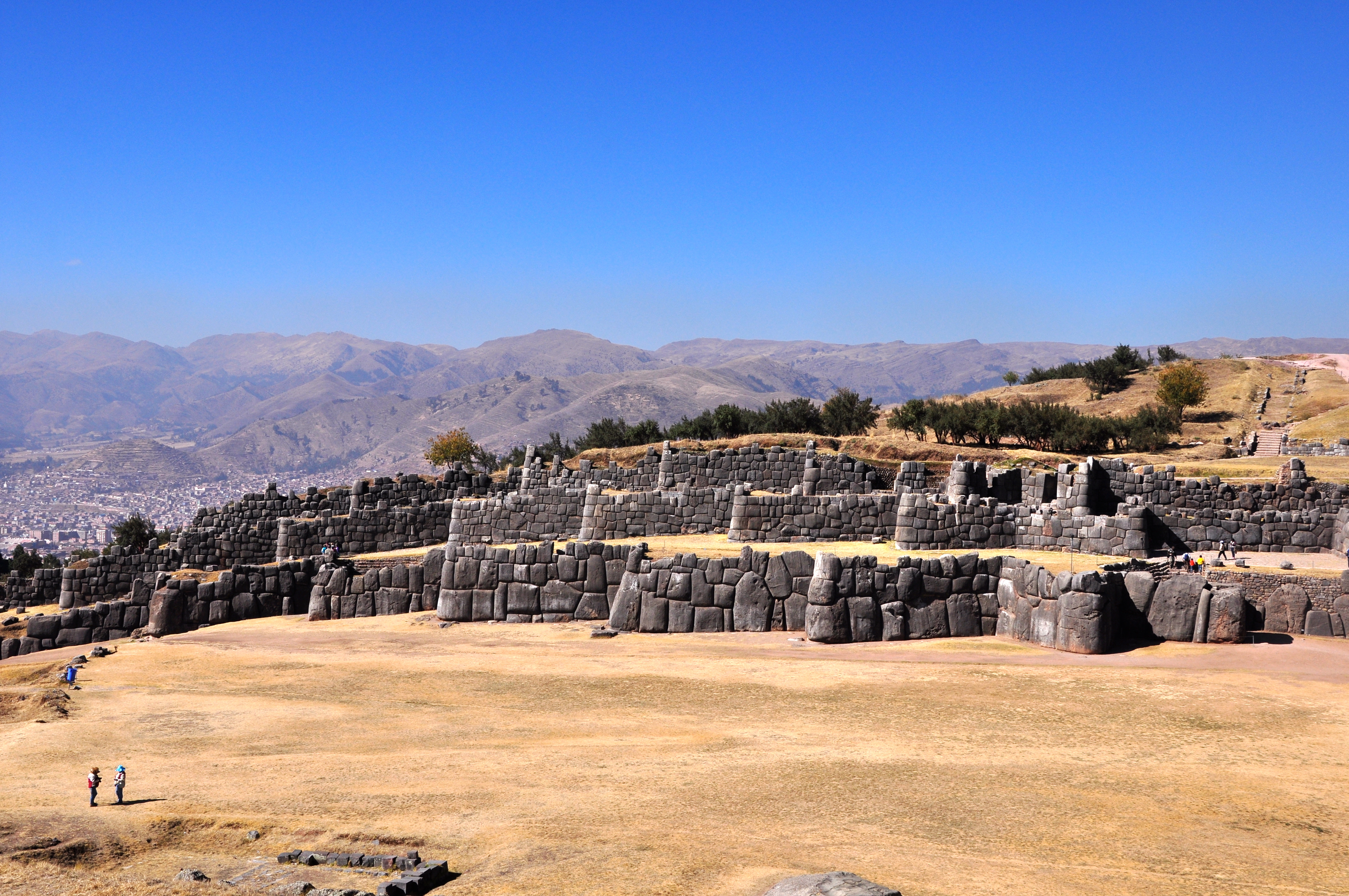 A FORTALEZA SACSAYHUAMÁN EM CUSCO