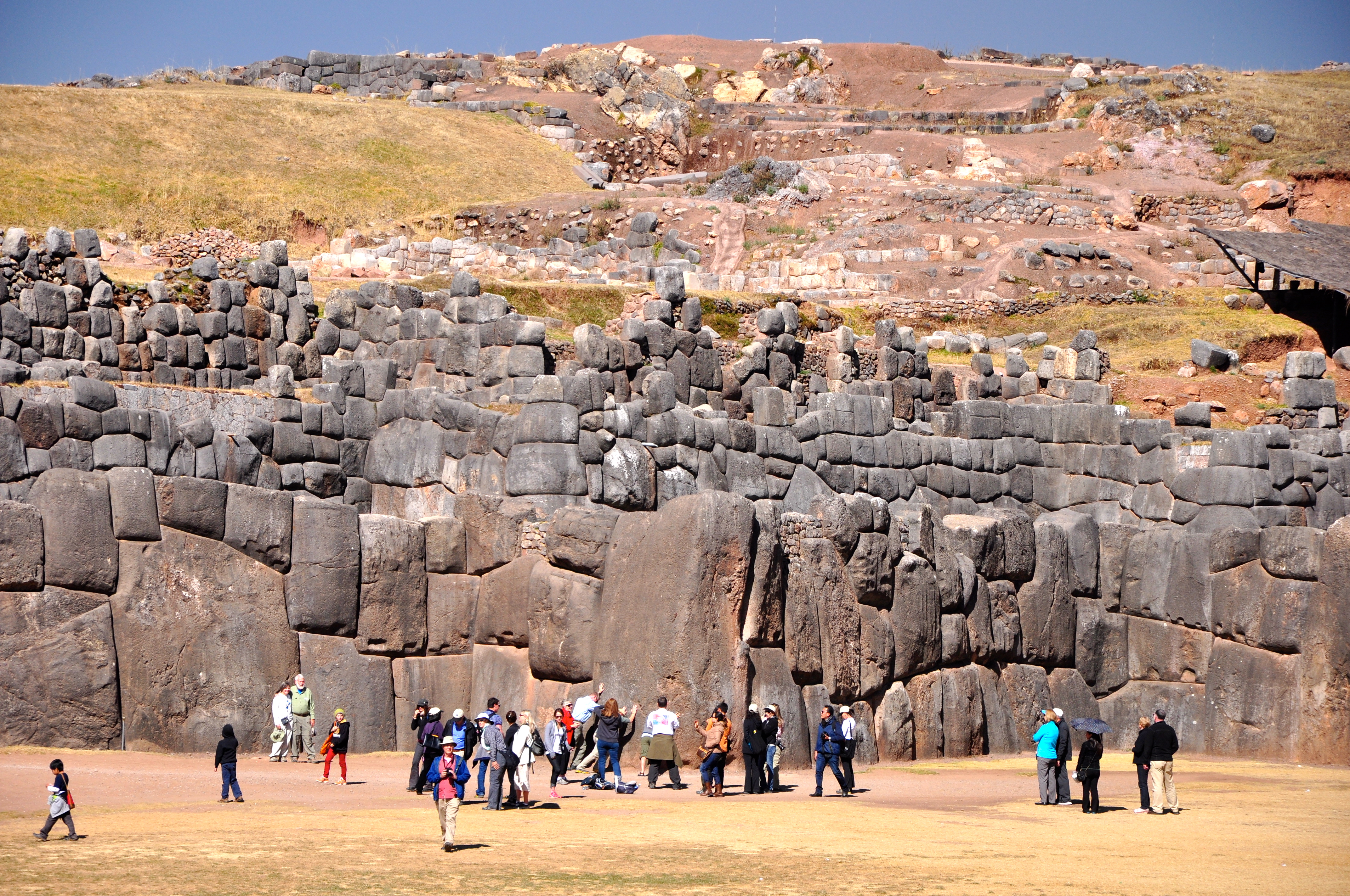 A FORTALEZA SACSAYHUAMÁN FOI TRANSFORMADA NUMA PEDREIRA PELOS ESPANHÓIS.