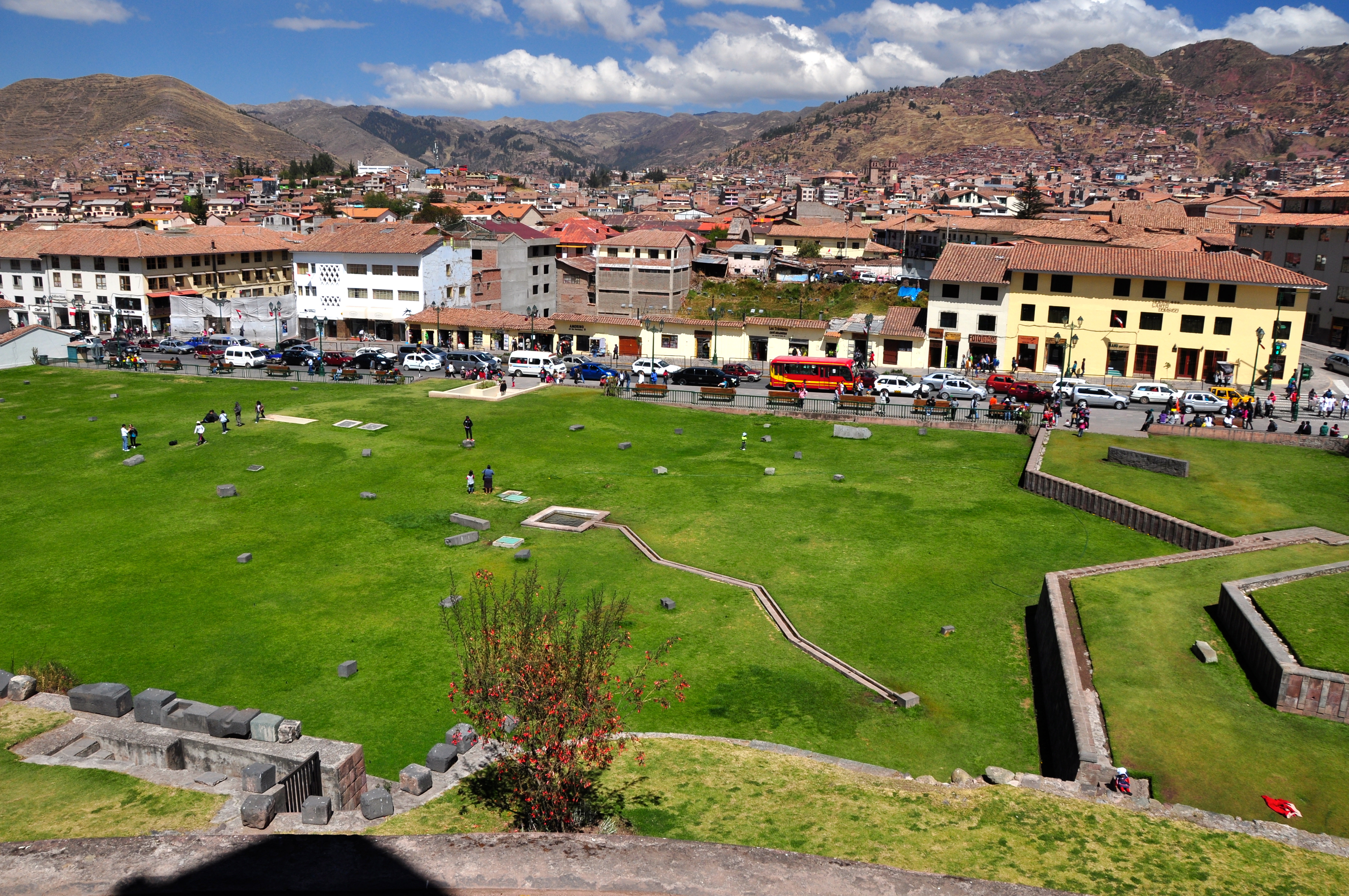 Nesse jardim existiam estátuas de ouro e prata em tamanho natural.