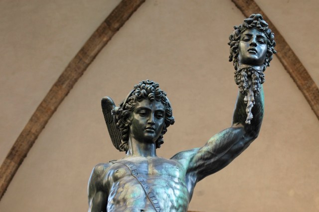 O Perseu segurando a cabeça da Medusa, de Cellini
