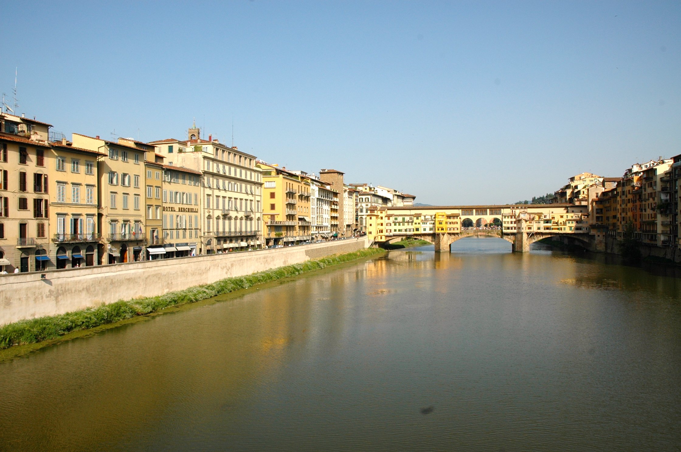 A cidade nas margens do Rio Arno.