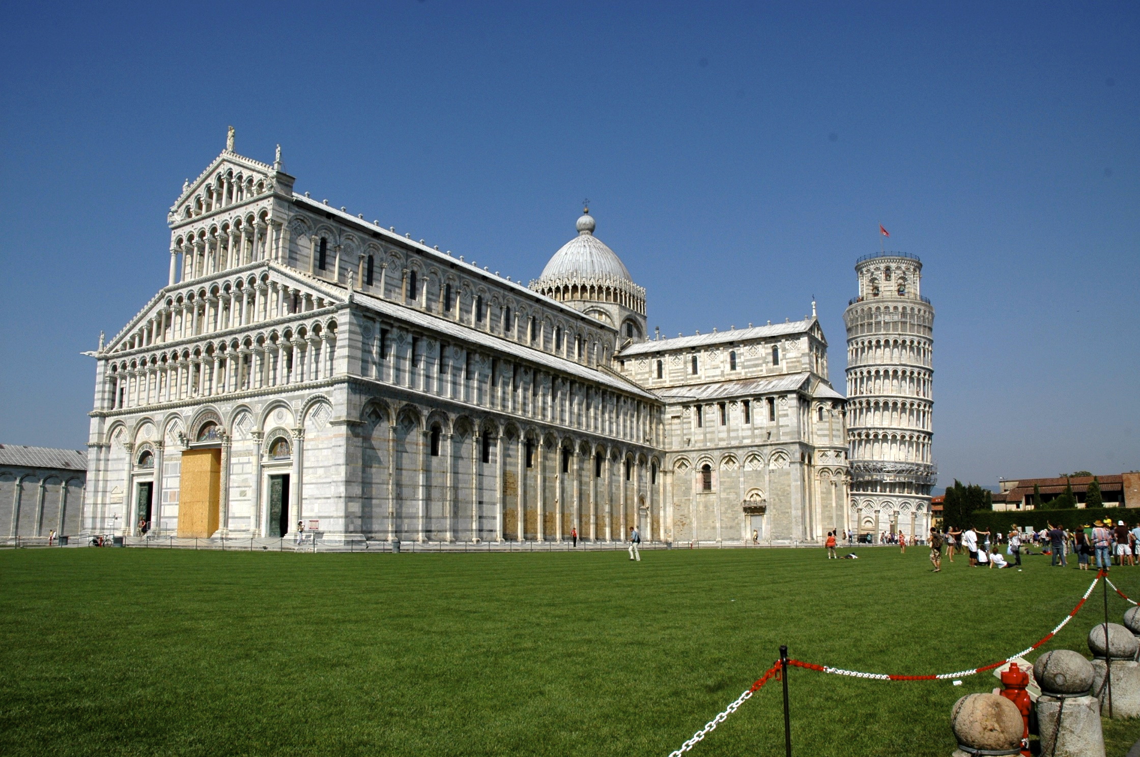 O Campo dos Milagres com o Duomo de Pisa