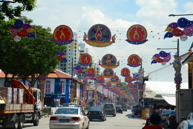 Ruas enfeitadas do bairro indiano de Singapura