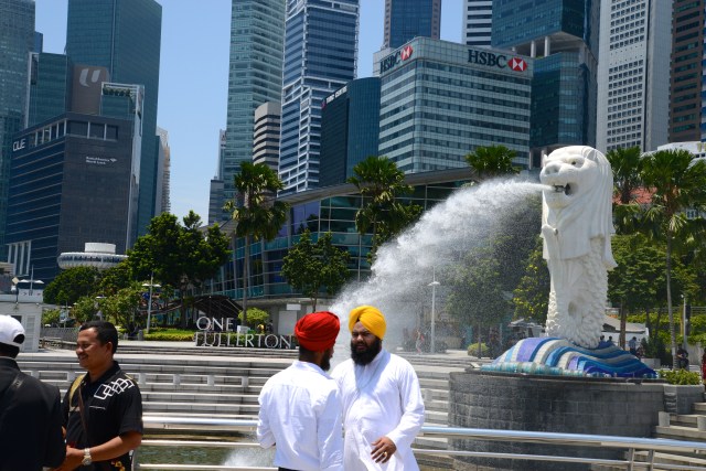 Turistas indianos fotografam com o "Merlion".
