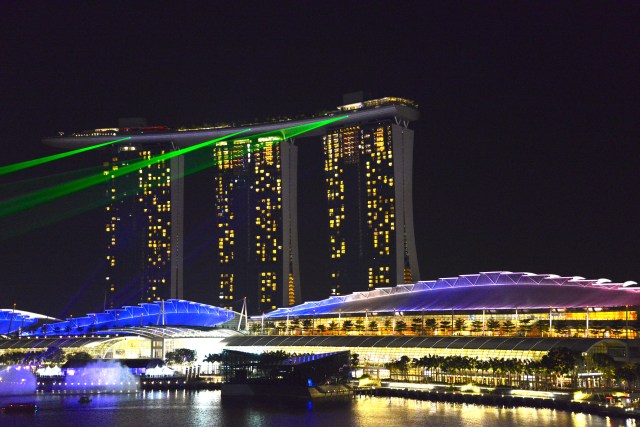 A moderna Singapura à noite.