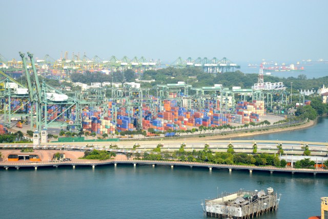 Milhares de conteiners no movimentado e moderno porto de Singapura.