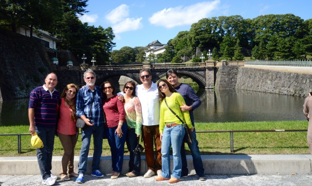 O grupo da Via Alegria em frente ao Palácio Imperial do Japão