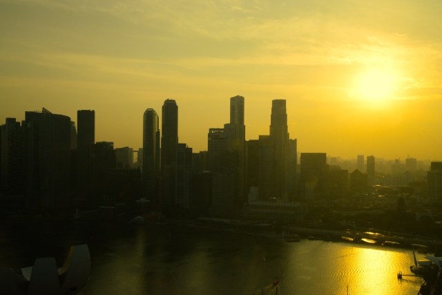 O por-do-sol por trás dos arranca-céus de Singapura.