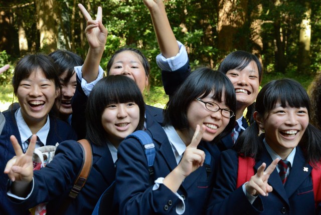 Jovens japoneses visitando pontos turísticos em Tóquio
