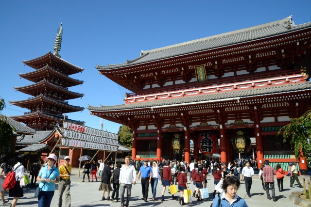 Milhares de visitantes no Templo Budista Sensoji