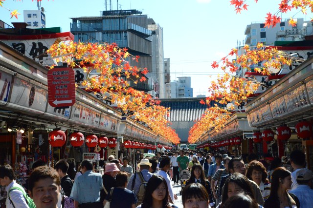 A Nakamise Dori, a movimentada rua de artesanato ao lado do Templo.