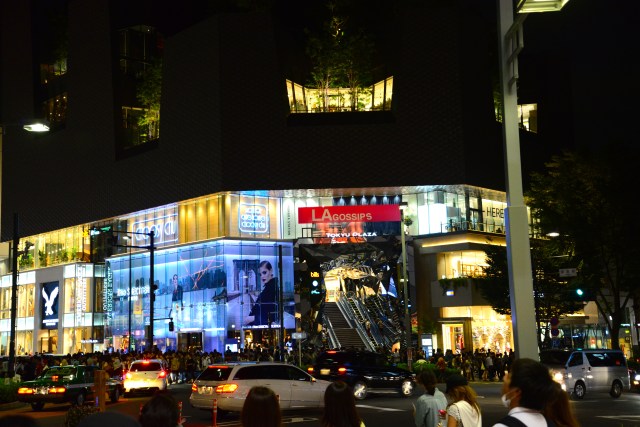 Os letreiros coloridos da Rua Omotesando