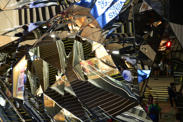 Fachada de espelhos num shopping no centro de Tóquio.