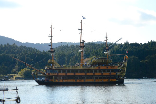 Passeio de barco no Lago Ashi.
