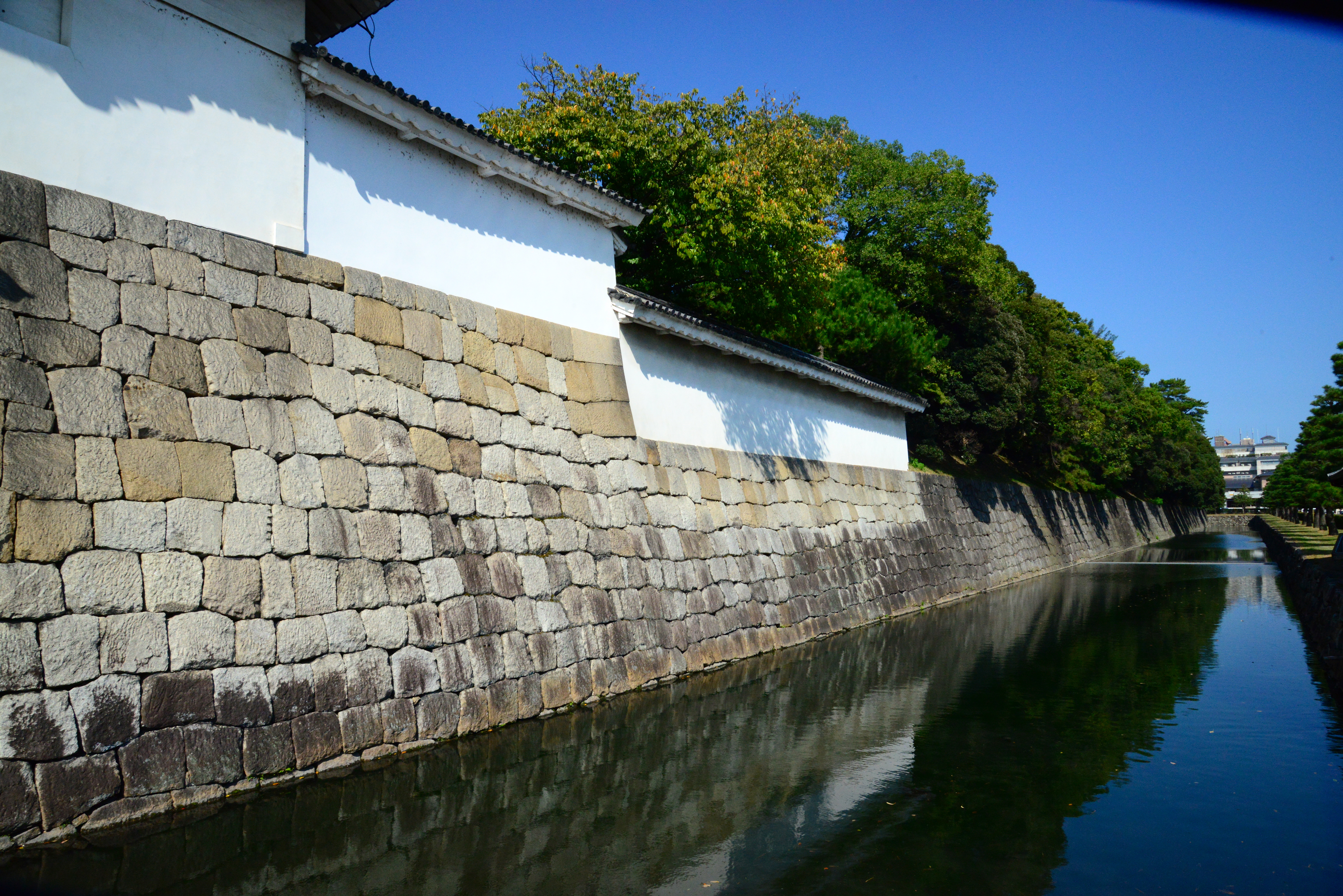 O fosso que circunda o Castelo Nijo