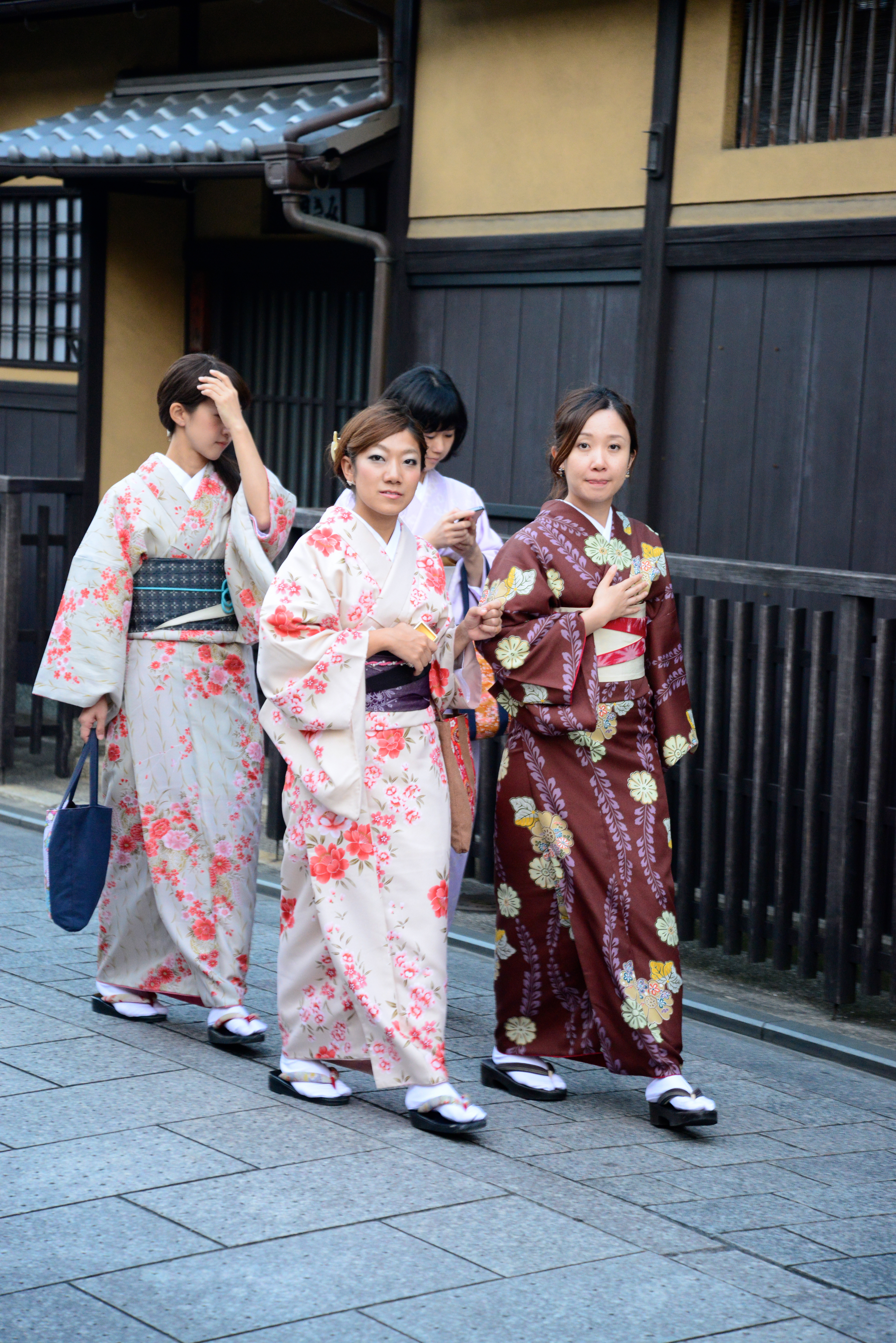 Jovens japonesas com trajes tradicionais no bairro de Gion.