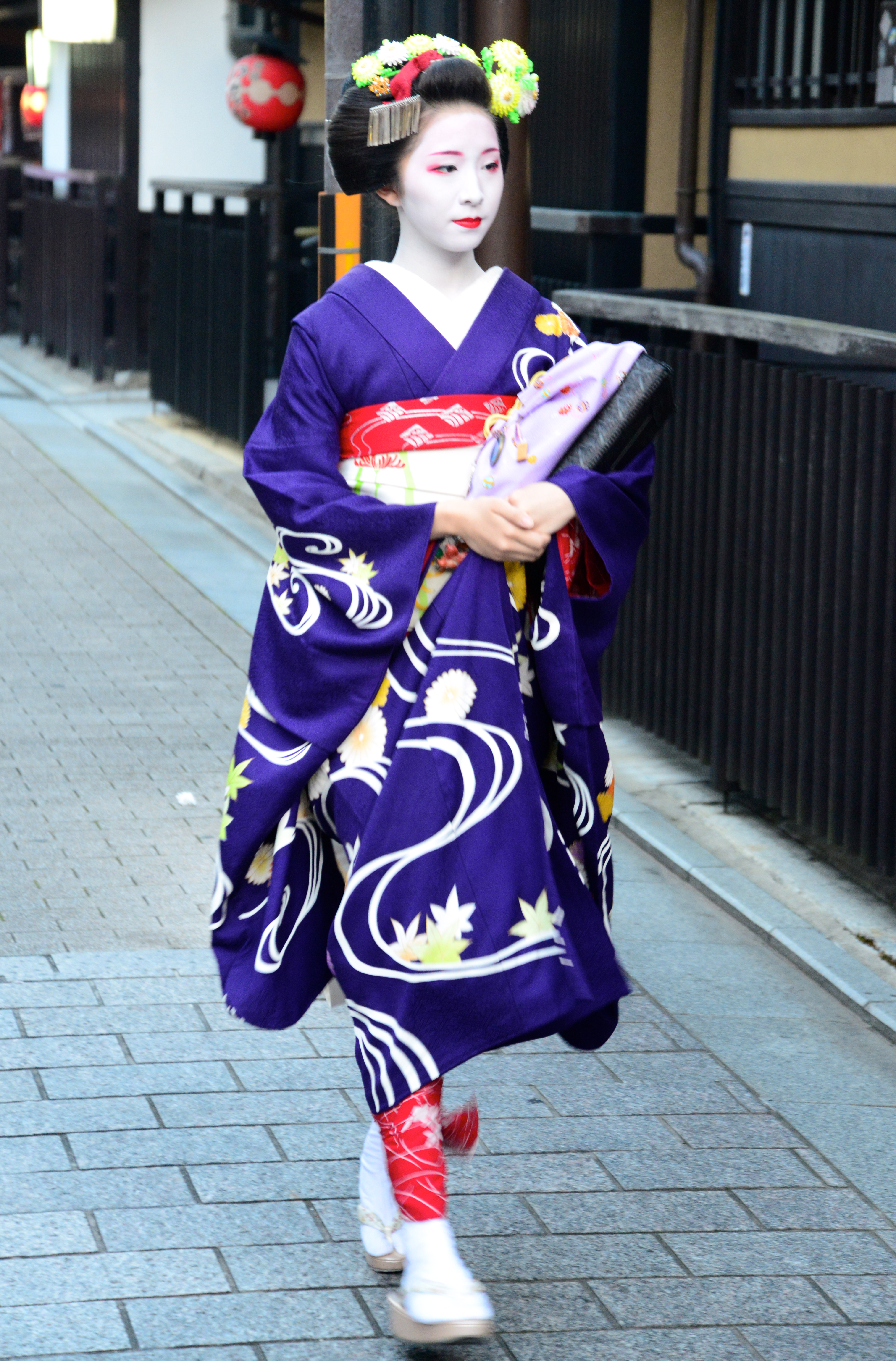Encontramos uma Maiko nas ruas de Quioto.