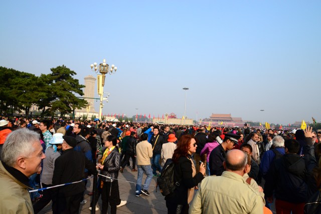 Uma multidão visita a Praça diariamente.