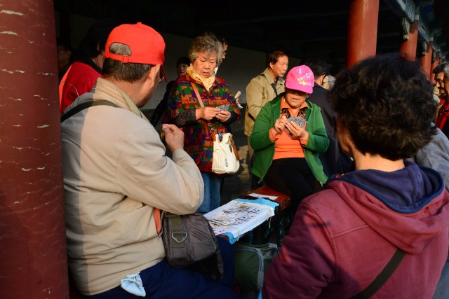 Jogos na entrada do Templo do Céu.