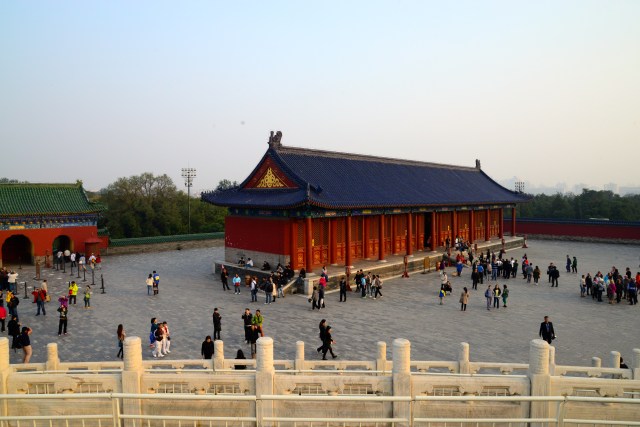 O Templo fica num grande parque.