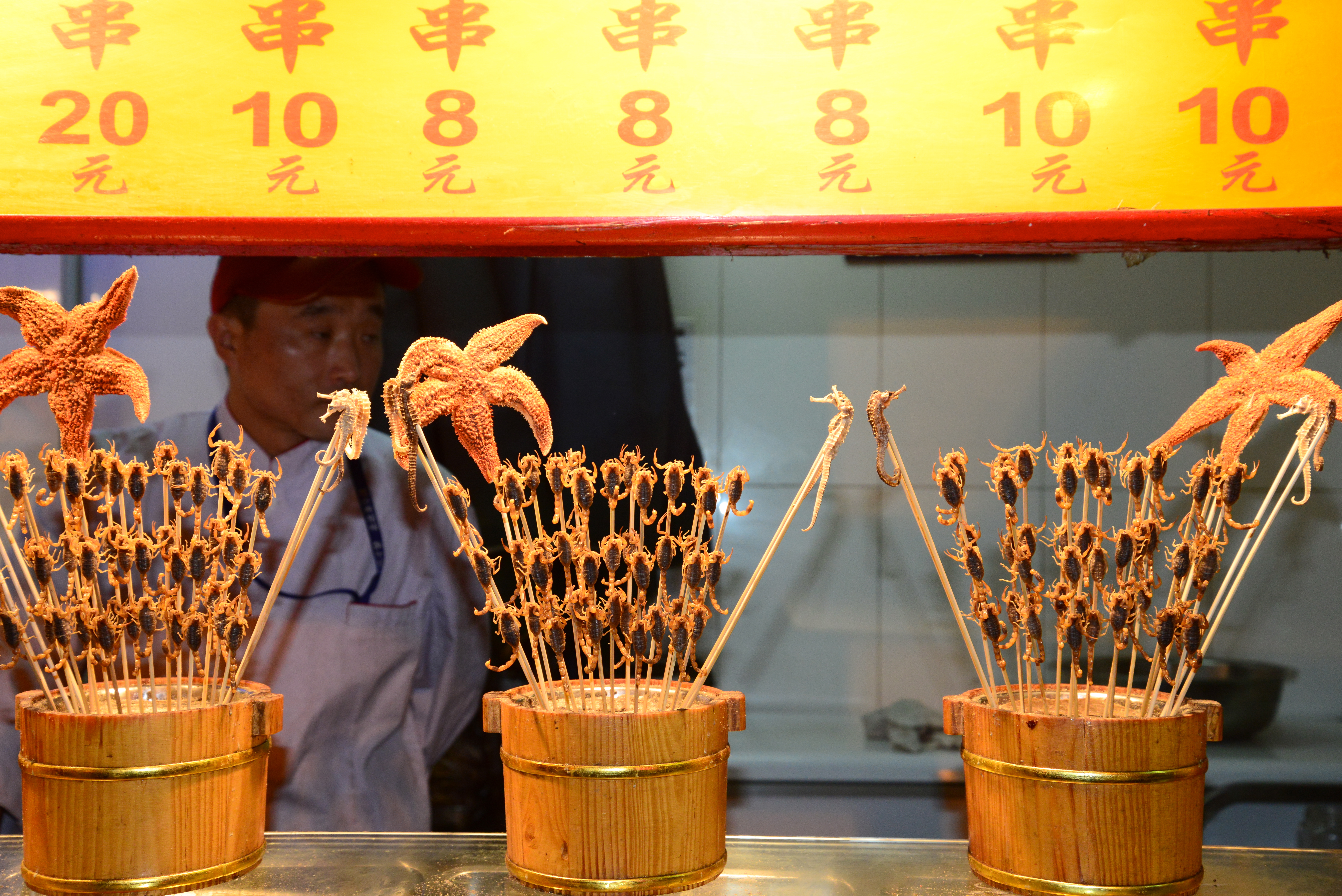 Escorpiões, Cavalos Marinhos, e Estrelas do mar, na Rua de Comidas Exóticas de Pequim.
