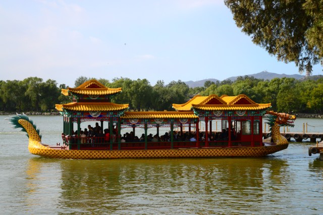 Barco em forma de Dragão no lago do Parque Imperial.