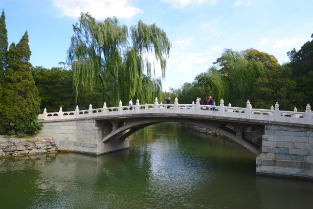 A bela ponte de mármore do Parque.