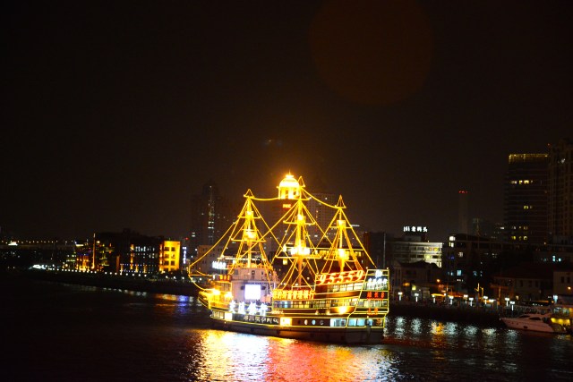 Barco para passeio turístico no Rio Huangpu