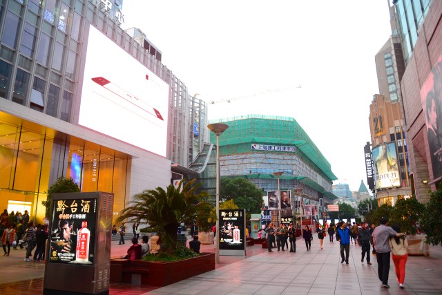A grande rua de pedestres Nanjing Lu .