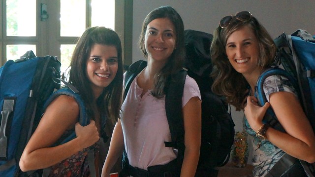 Mariana Stefenoni, Letícia Moreno e Maira Nery saíndo de Rio Branco.