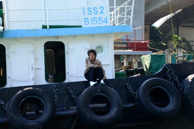 Pescador no Porto de Aberdeen