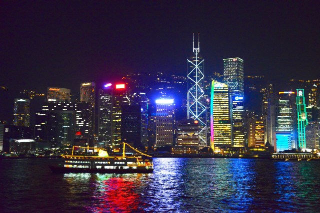 Show de luzes nos arranha-céus de Hong Kong.