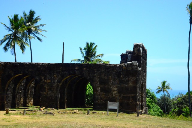 O castelo no alto da colina é uma sentinela avançada.