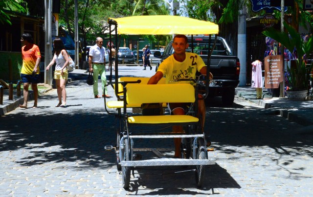 Bicicletas especiais levam os visitantes para todos os lados.