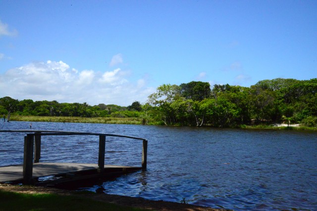 A lagoa Timeantube cerca a Vila da Praia do Forte.