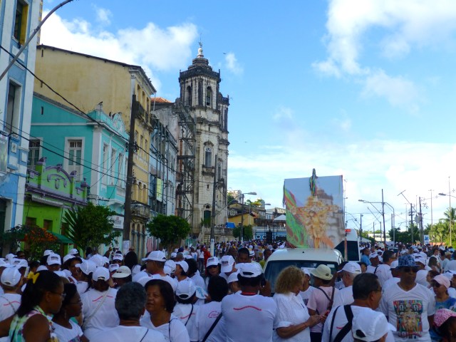 A preparação para o cortejo em frente à Igreja da Conceição da Praia.