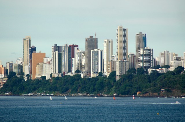 A encosta tectônica da Baía de Todos os Santos.