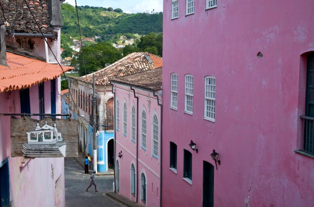 Ruas estreitas e casario colonial em Cachoeira.