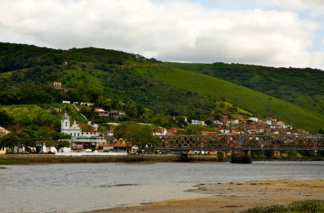 A Ponte D. Pedro II liga Cachoeira a São Félix.
