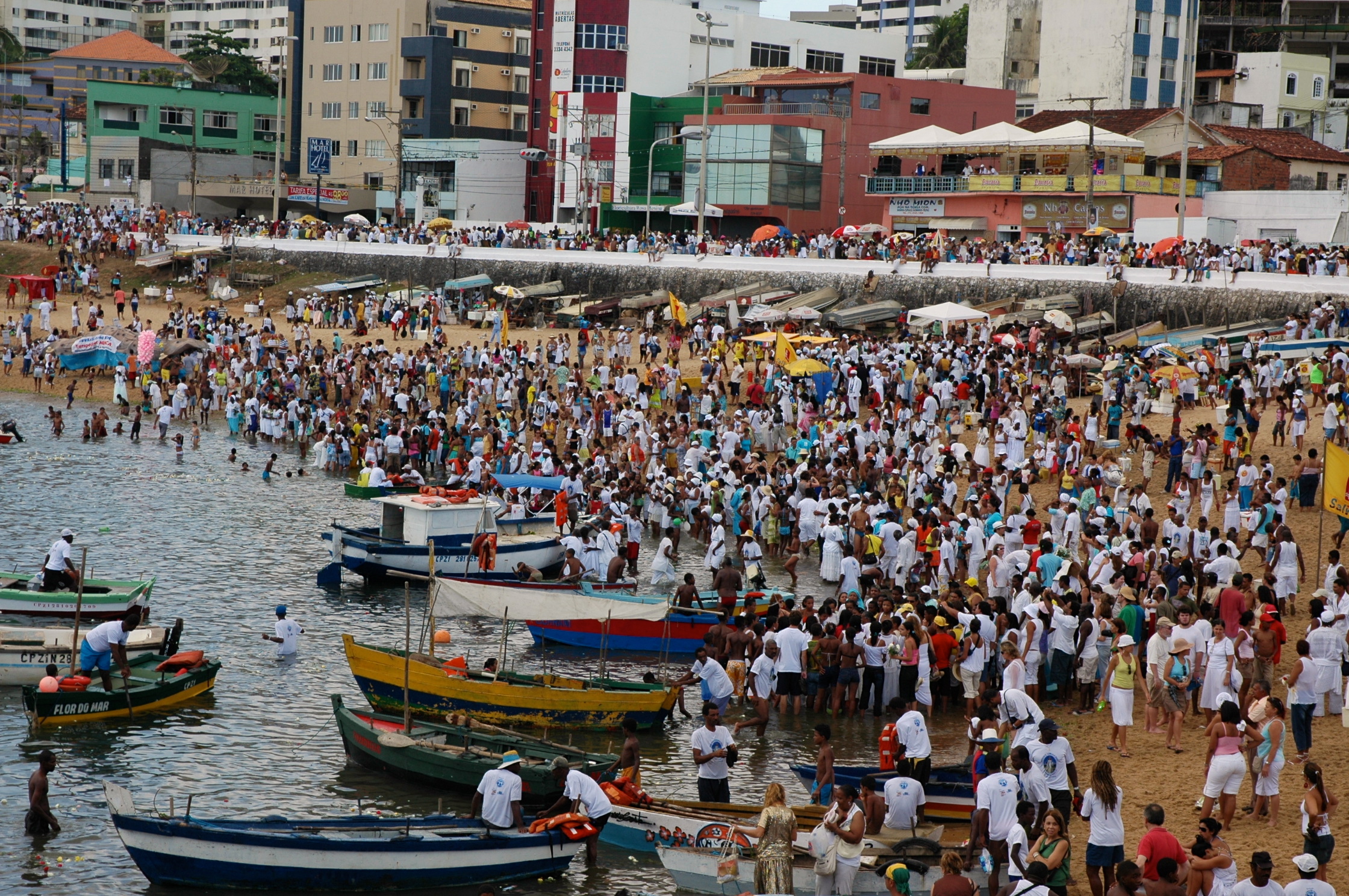 A multidão vai à Praia do Rio Vermelho para saldar Iemanjá.