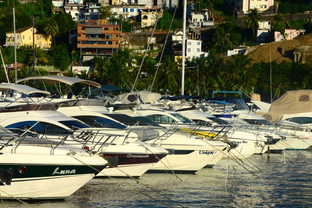 Barcos na Bahia Marina.