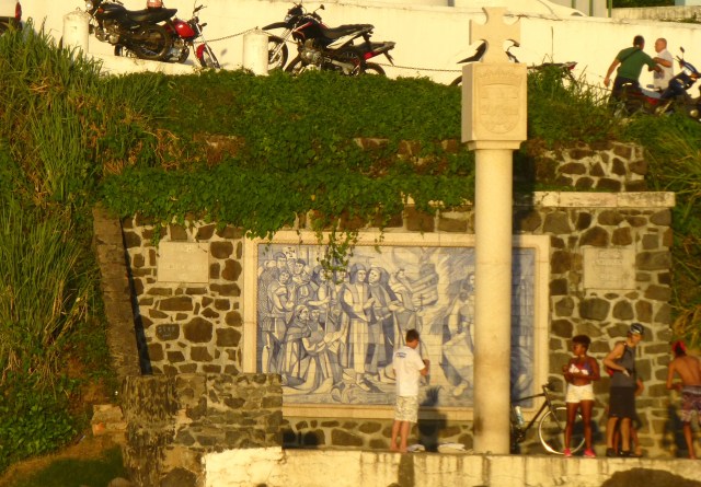 O painel de azulejos que homenageia a chegada de Tomé de Souza na Bahia.