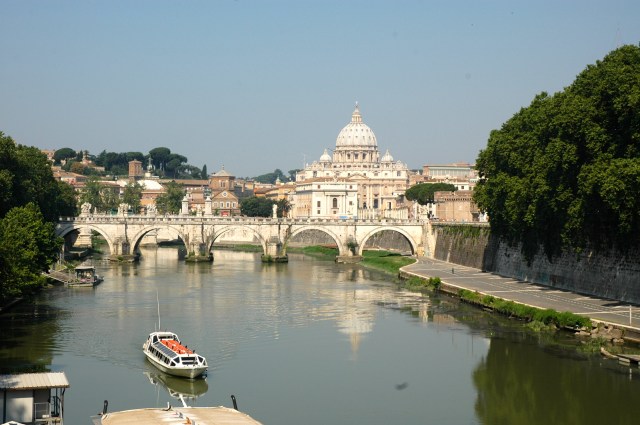 A ponte sobre o Rio Tibre.