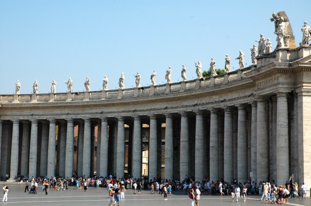 As colunas dóricas ao redor da Praça.