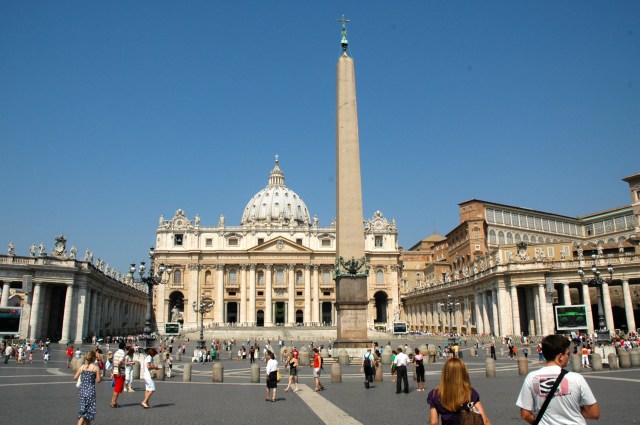 O obelisco no centro da Praça de São Pedro.