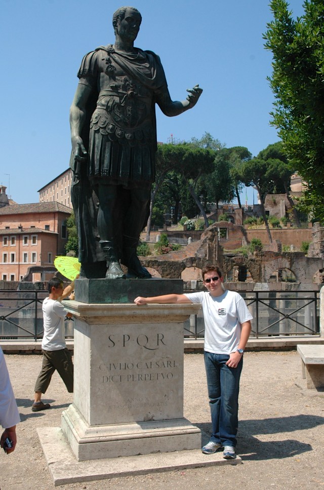 A estátua de Julio César.