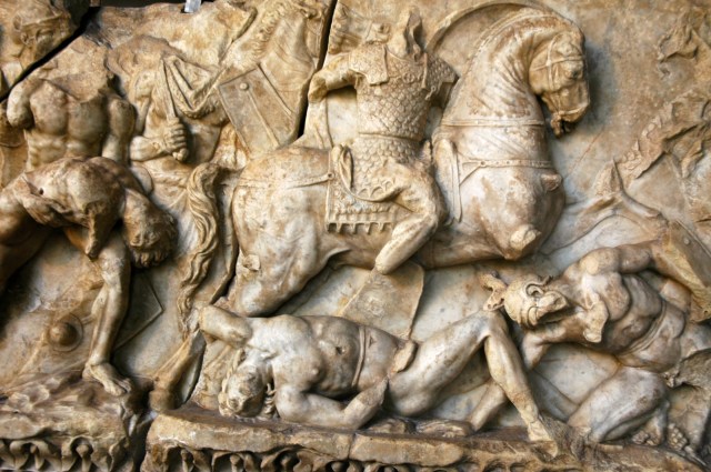 Alto relevo mostrando combates entre gladiadores no Coliseu.