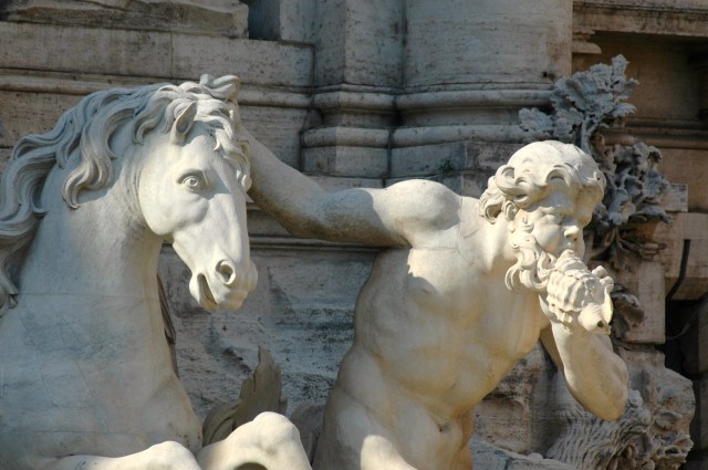 O Tritão com o cavalo calmo, representa o mar tranquilo.